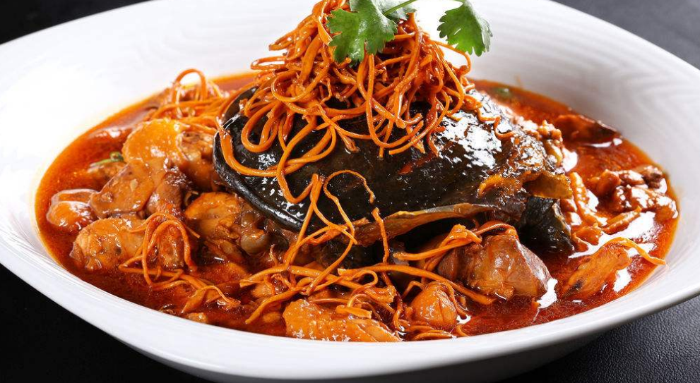 甲鱼炖鸡很养生的一道菜,可以给家人做来吃吃看