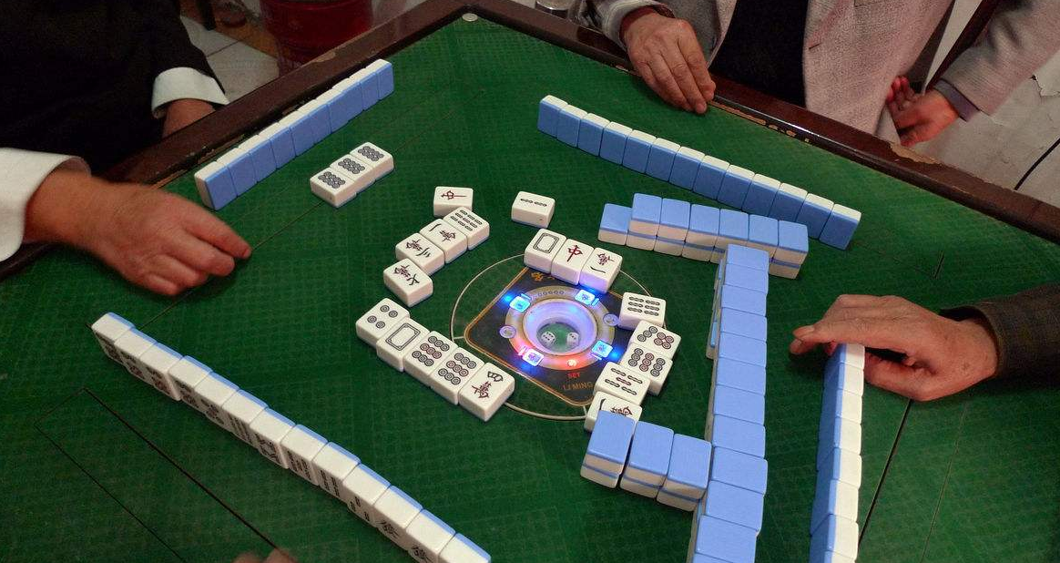 4个人打麻将,警察来了带走5个人,看到答案我笑了