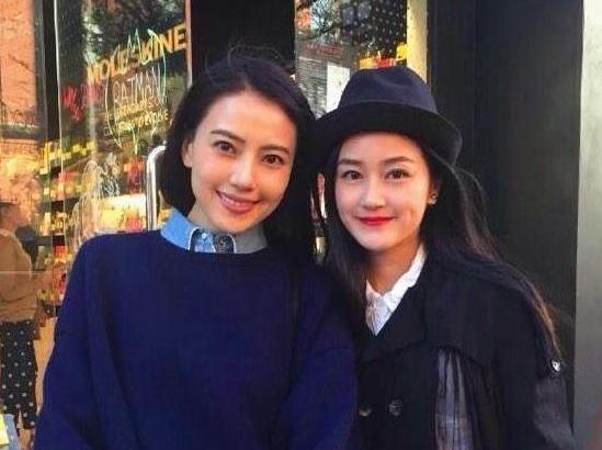 女星素颜和路人的合影,高圆圆张柏芝竟然输了,林志玲表情亮了