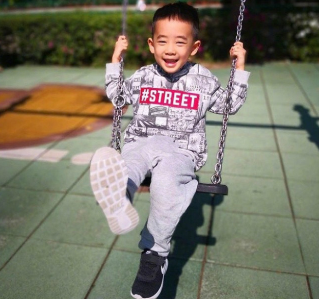 陈小春晒jasper荡秋千照片,然而瘦瘦的小小春耳朵和鞋子成亮点