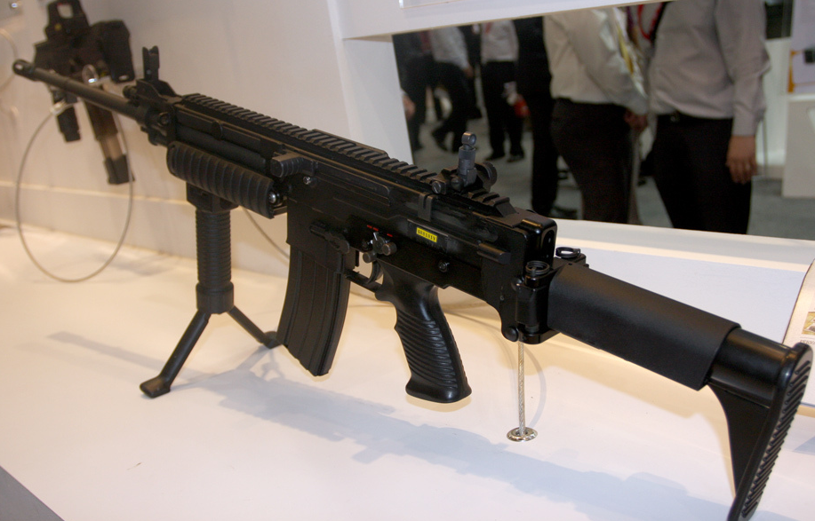 由美国设计师设计,制造出了让许多军迷称为"无敌"的ultimax100轻机 