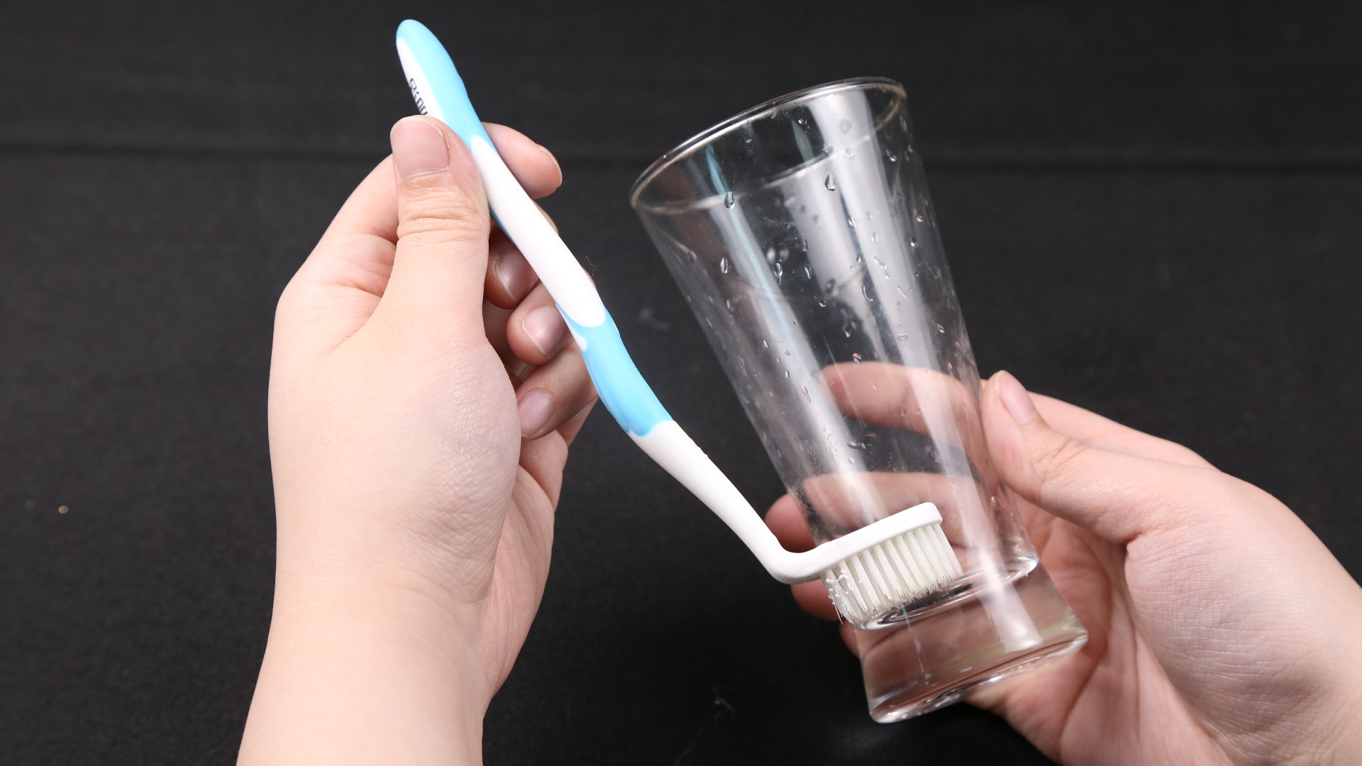 废旧牙刷你都扔掉了,它还有这个小妙用,不知道就可惜了