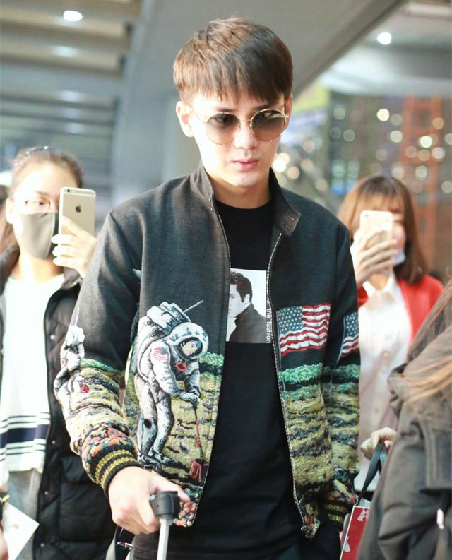 熊梓淇现身机场!最抢镜的不是登月外套,却是熊老师的胡渣!