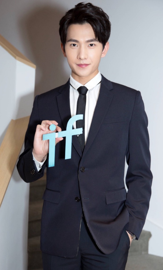 杨洋的6张照片,第一张好帅,真的喜欢上了他!