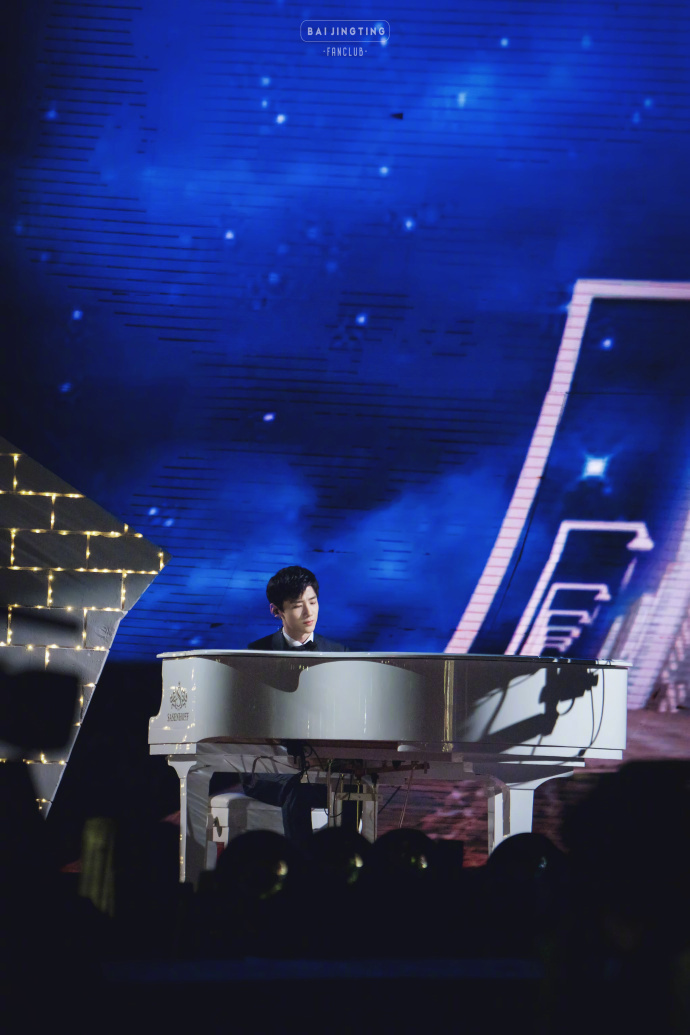 钢琴少年白敬亭,举手投足贵气十足