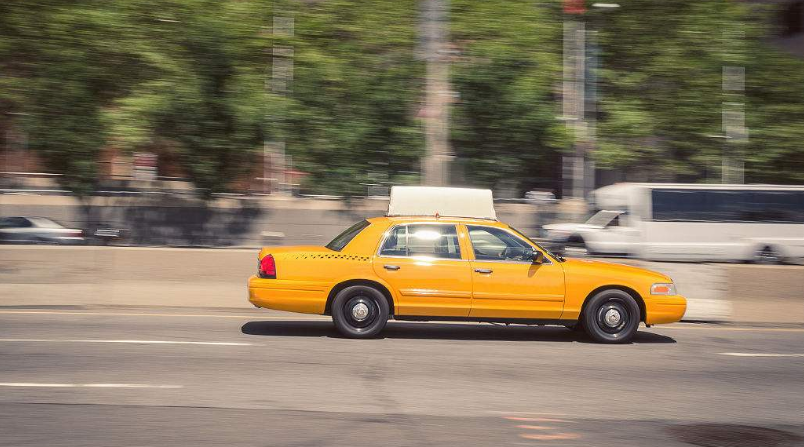 滴滴打車叫來法拉利,車迷表示:車費還不夠油錢