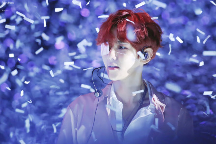 边伯贤演唱会上戴眼罩,小啵同学是从漫画里走出来的吧