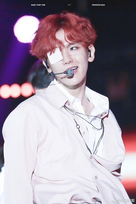 边伯贤演唱会上戴眼罩,小啵同学是从漫画里走出来的吧