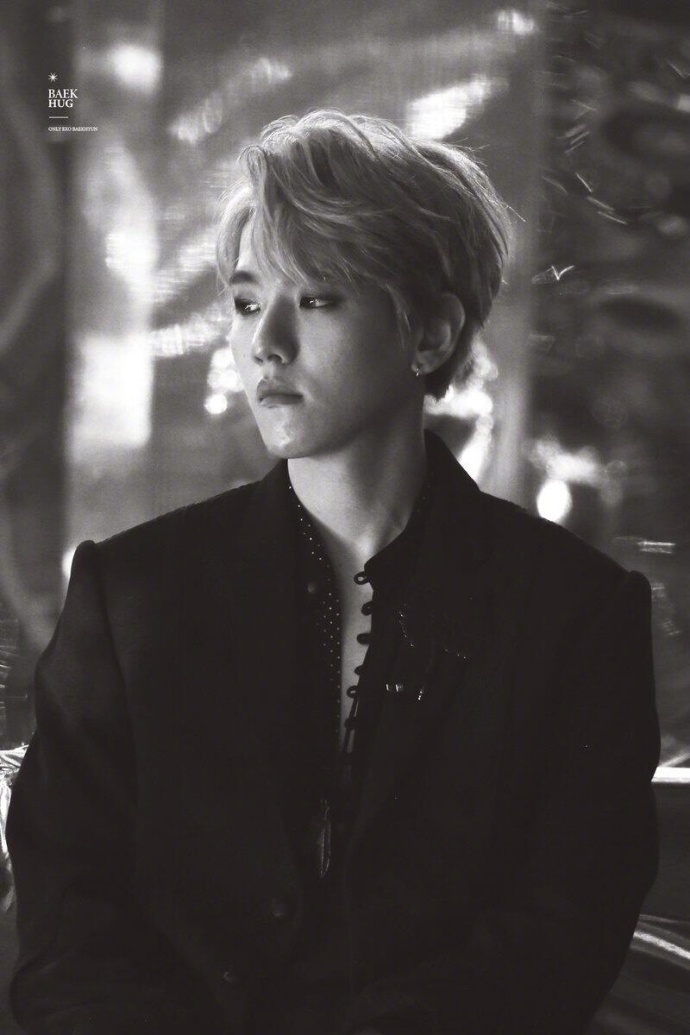 边伯贤各种发色气质对比,哪一张是你的心头最爱