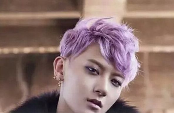 墨紫色头发男图片