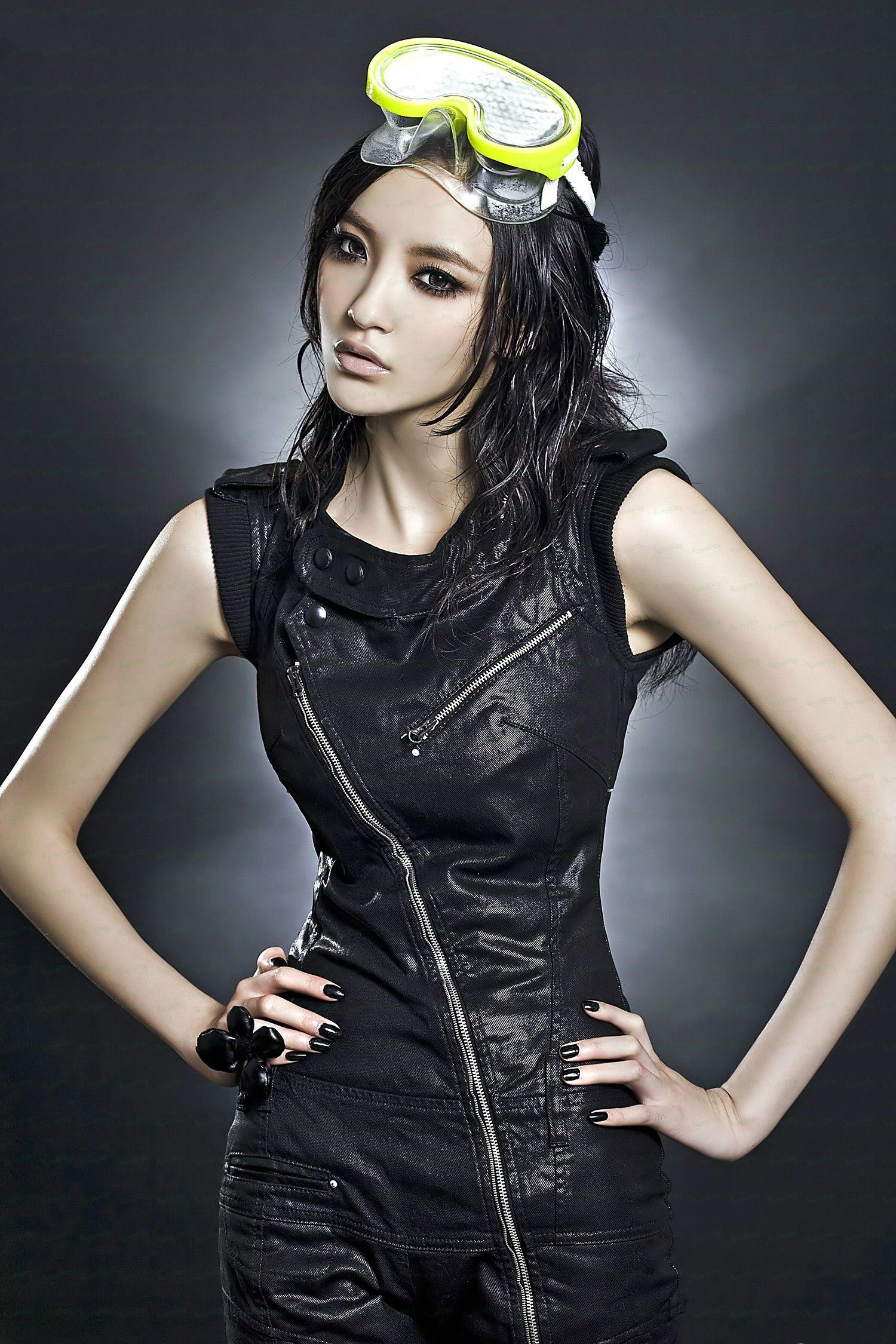 她凭借电影《花木兰》一举成名,你还记得剧中的女二号柔然公主吗