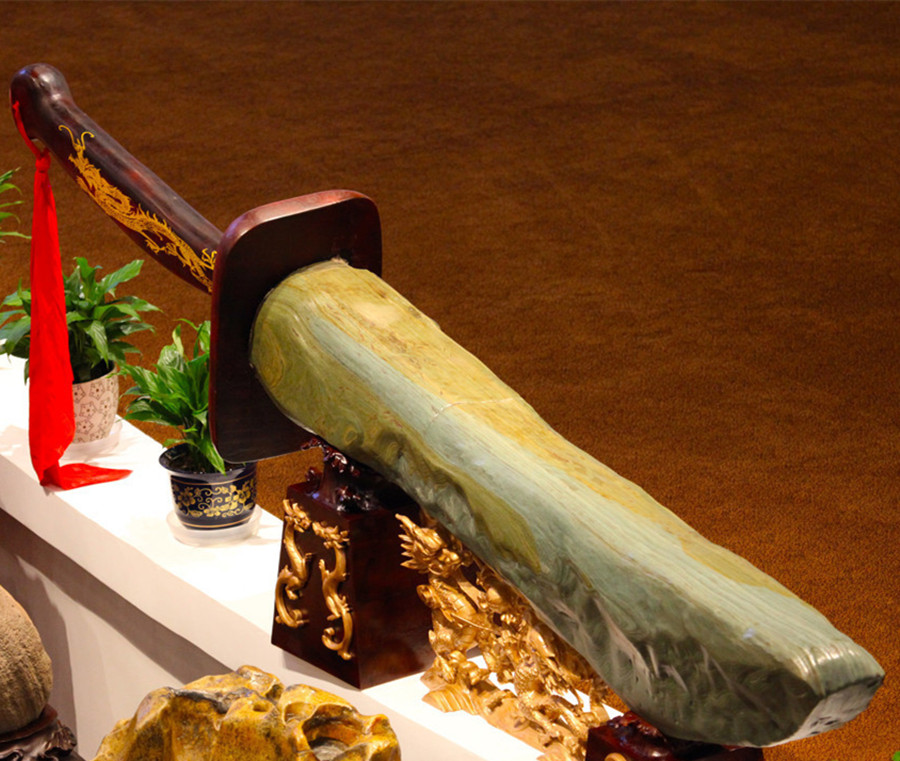 这把奇石大刀摆在这里,确实把我震撼了