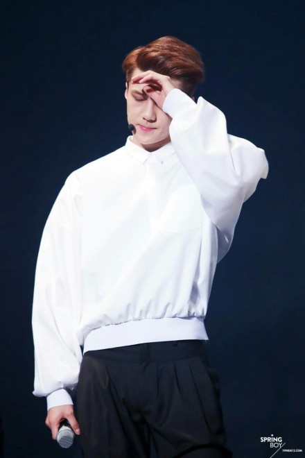 吴世勋身穿复古白衬衫合集,这个人撩起妹来毫不手软