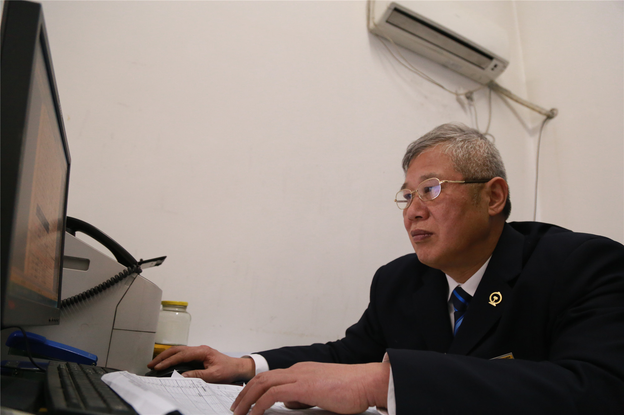 值班站长坚守春运一线20载无休 称退休后要多陪家人