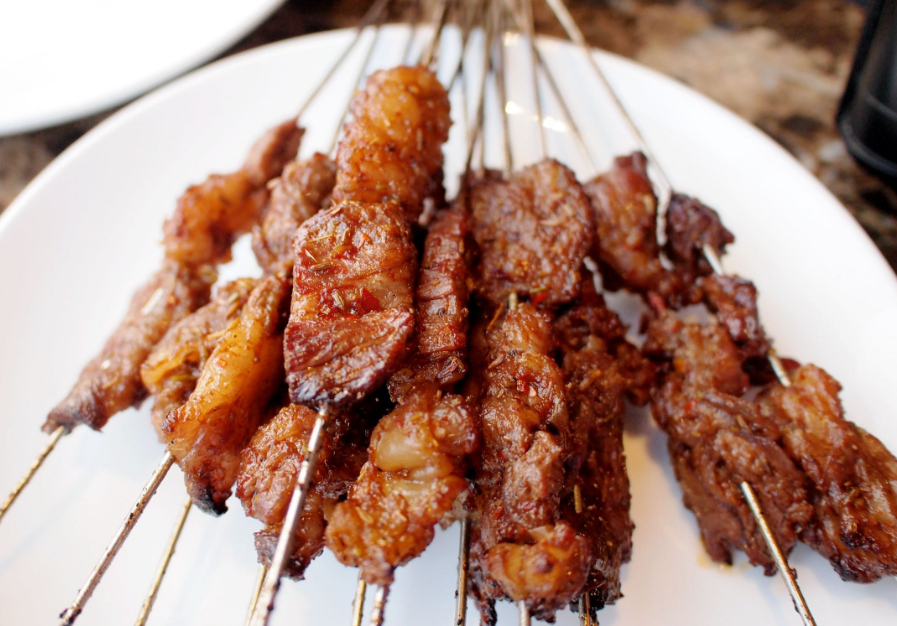 烤肥瘦,就是牛肉串,2元一串,15串