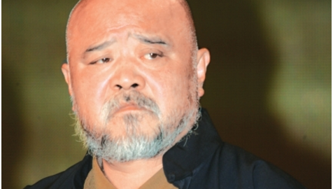 李琦儿子叫高岱,长得完全不像李琦那样五大三粗,却选择了和父亲一样的