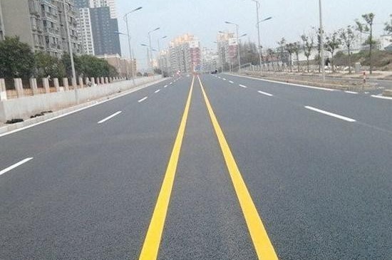 马路上的黄色实线和白色实线有什么区别?别等扣分了才知道