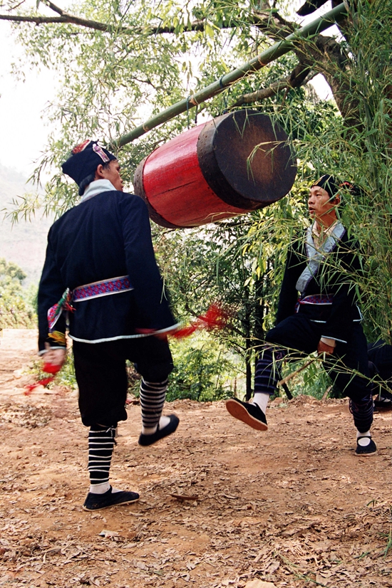 木柄瑶小伙向姑娘打花猫表心意,看上对方便可放胆去抹姑娘的脸