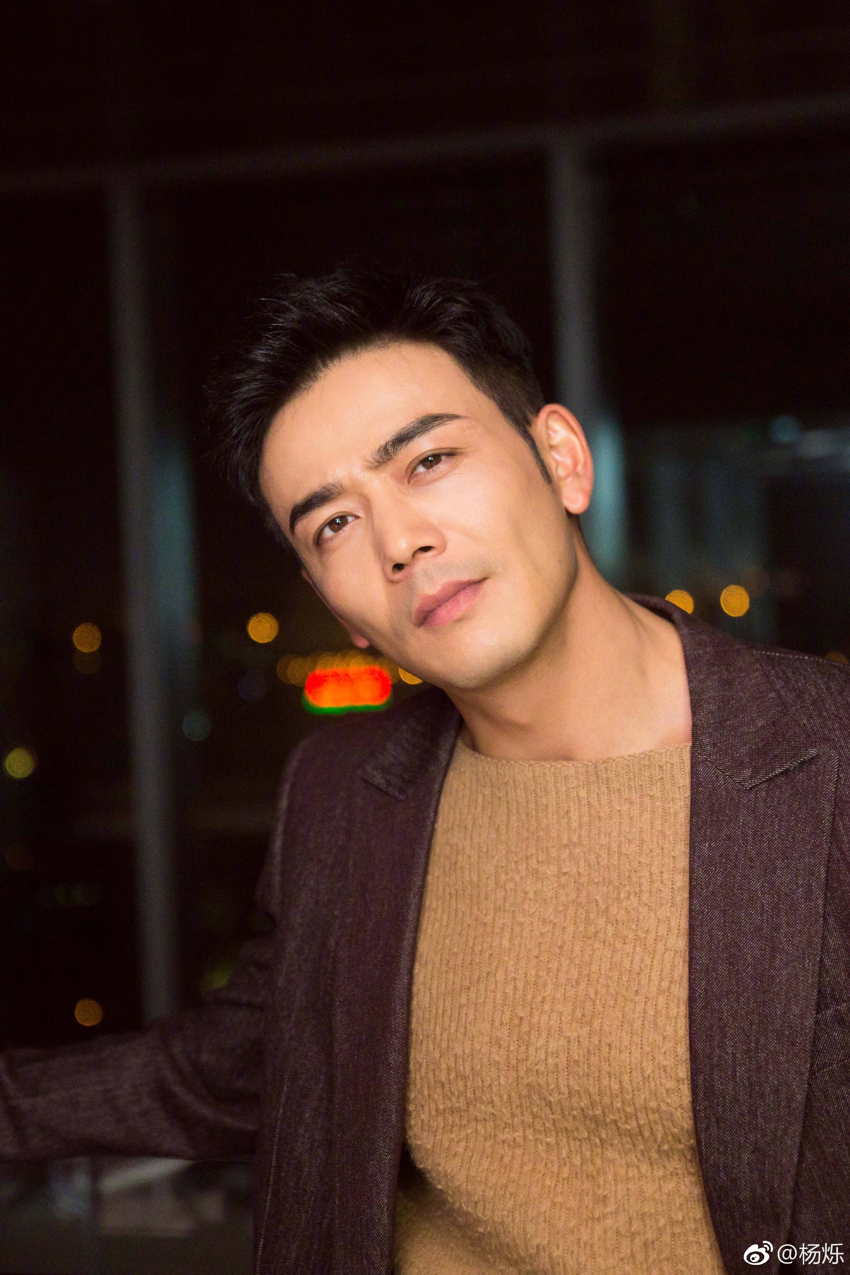 肌肉健硕性感的余文乐vs笑容灿烂迷人的杨烁,看谁才是"行走的荷尔蒙"?