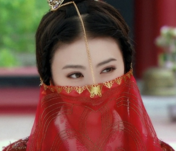 景甜在《班淑传奇》中的五款造型:图2眉间有一股英气,图4很神秘