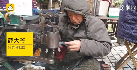 残疾大爷上海修鞋21年!