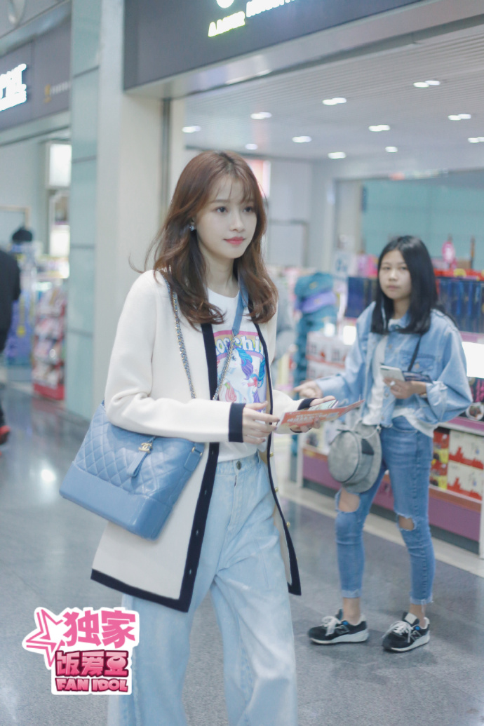 孙怡录制完快乐大本营现身机场肤白貌美,网友:空气刘海好减龄