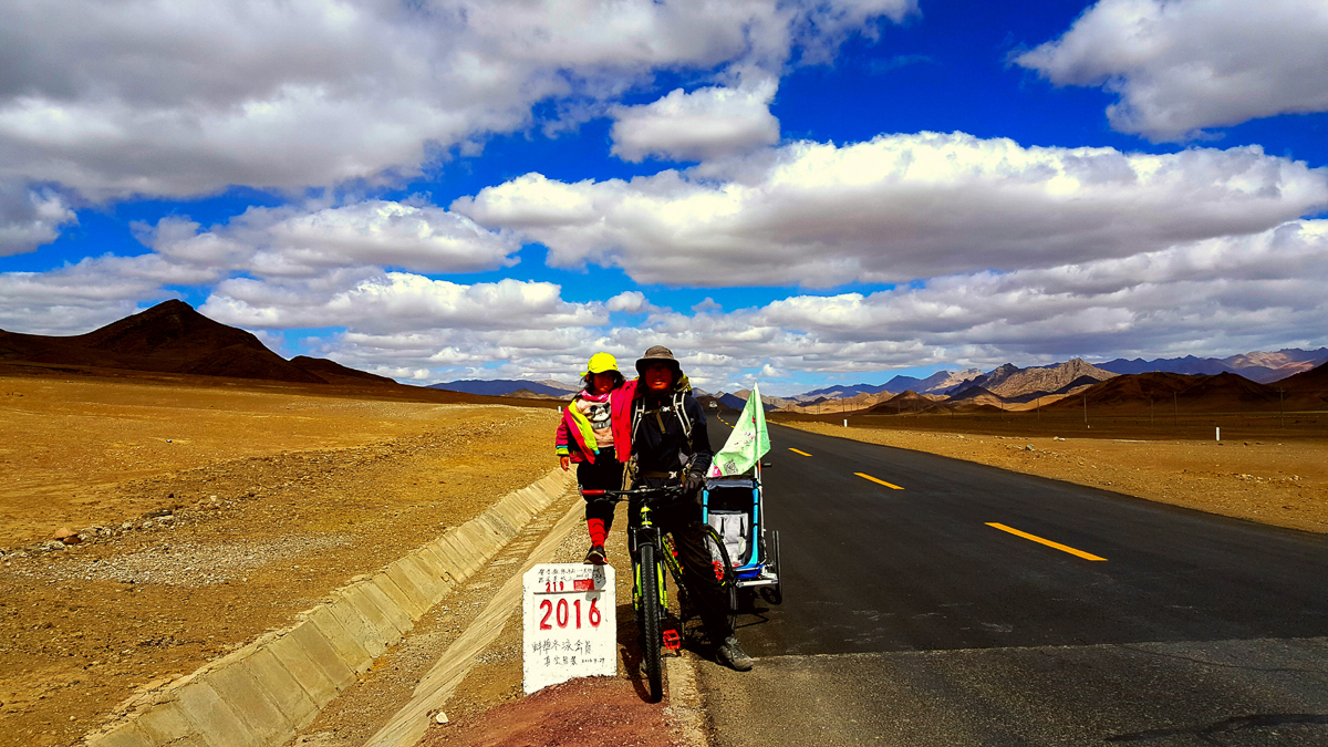 没有围墙的幼儿园:爸爸带四岁女儿骑行761天环游中国