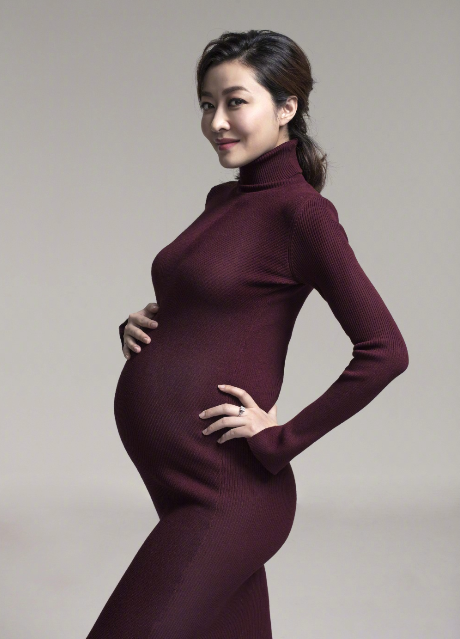 熊黛林更新微博,晒出了孕肚照,网友却看的不是肚子!