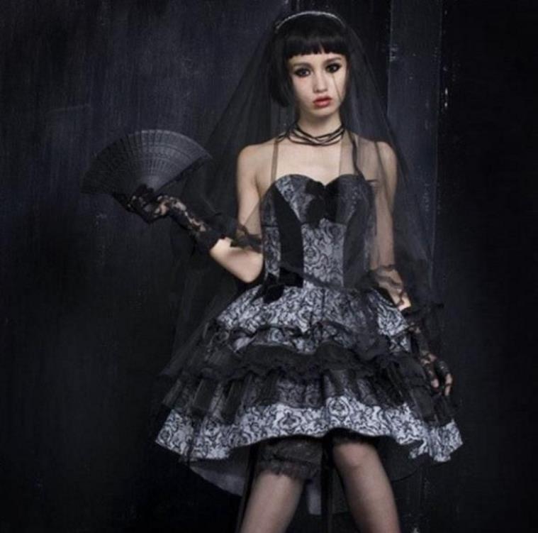 其次,那些认为凡是用黑白色面料制作的lolita洋装就一