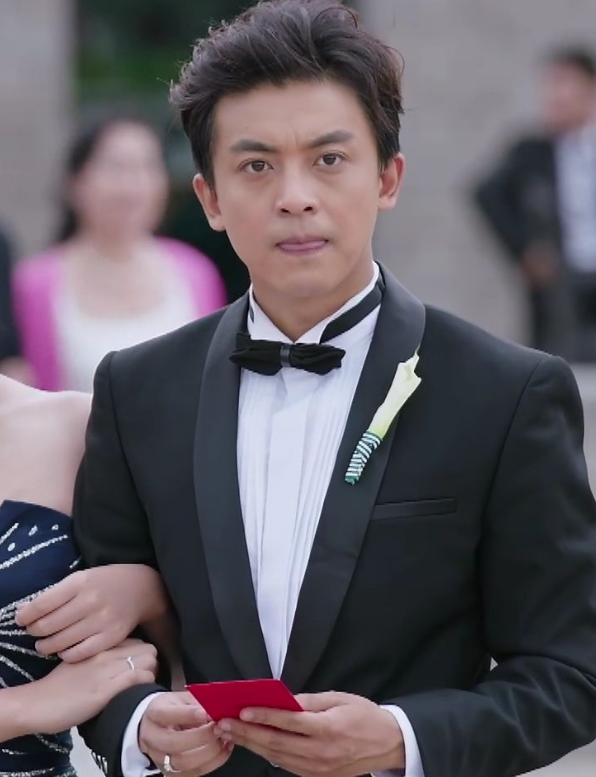 李佳航的照片,你还记得那个吃麻辣小龙虾会过敏的张伟吗?