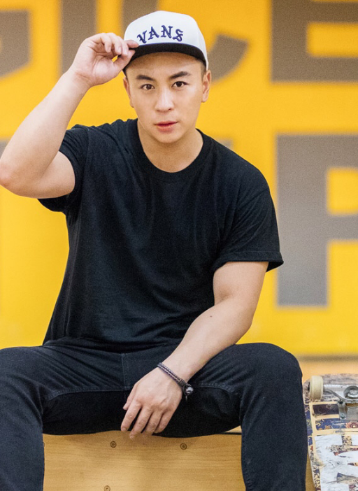 释小龙的帅照,从小帅到大,你最喜欢第几张呢?