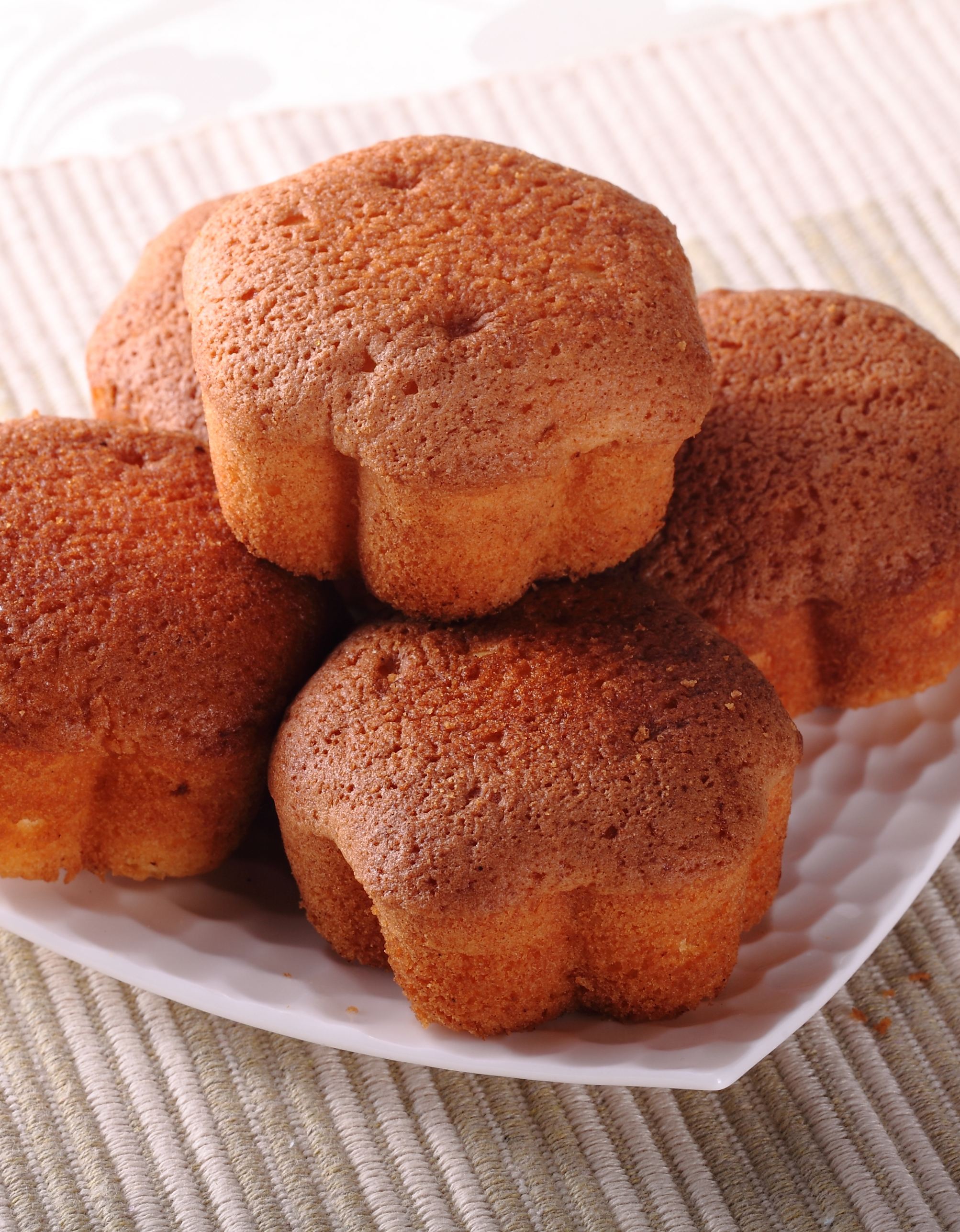 大家知道家常蜂蜜小蛋糕怎么做吗?美食达人手把手解说教程!