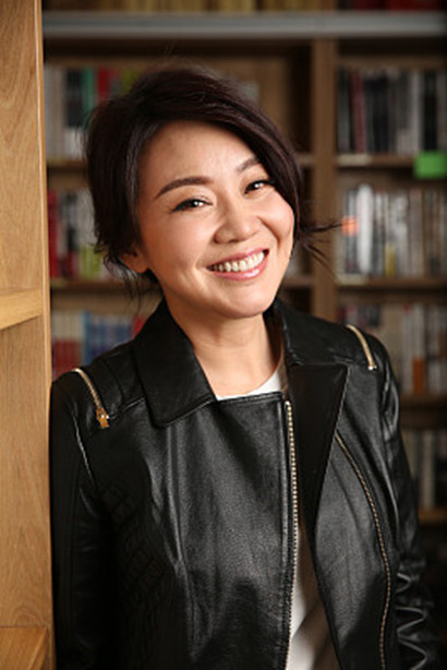 大龄熟女欢乐多!闫妮图书馆专访写真曝光,调皮凹造型笑容纯真