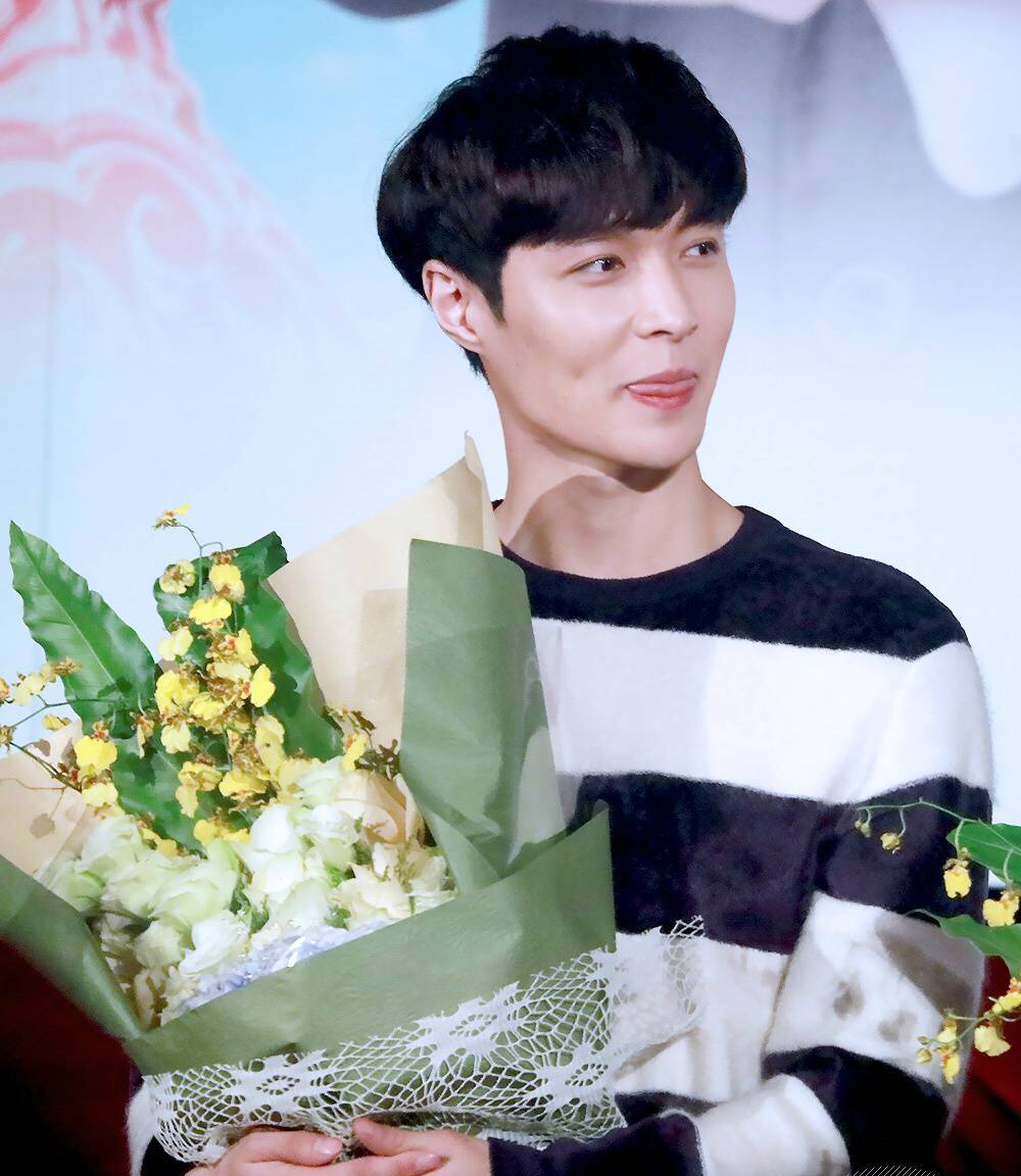 当这些男明星手捧鲜花,你希望谁走向你?