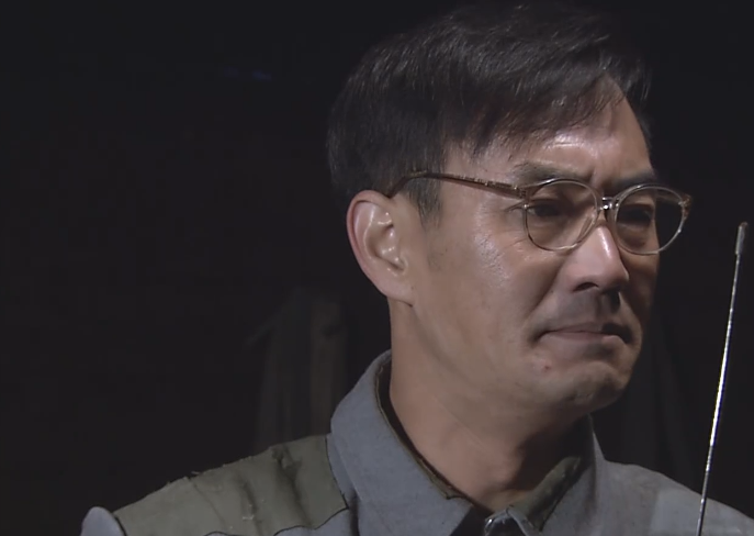 电视剧《女人的抗战》,紫柔照顾行动队员小刘,两人暗生情愫