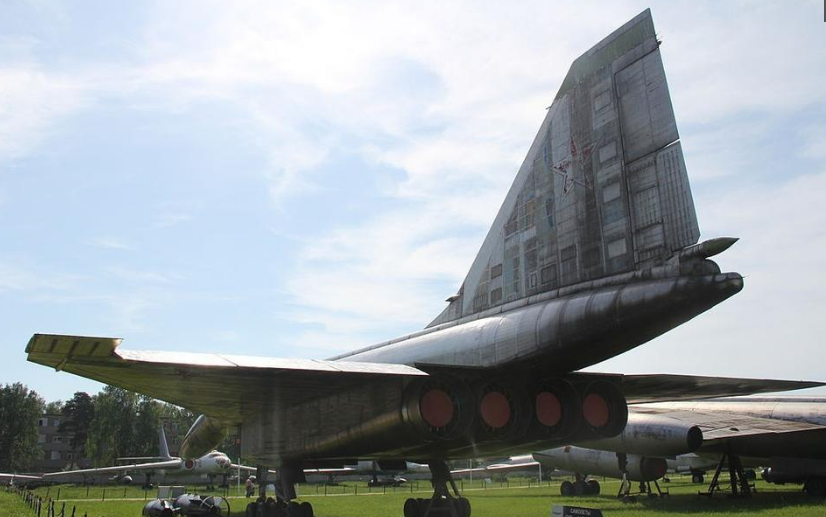 冷战时期此国发明了一款巨型超音速轰炸机,重量达百吨