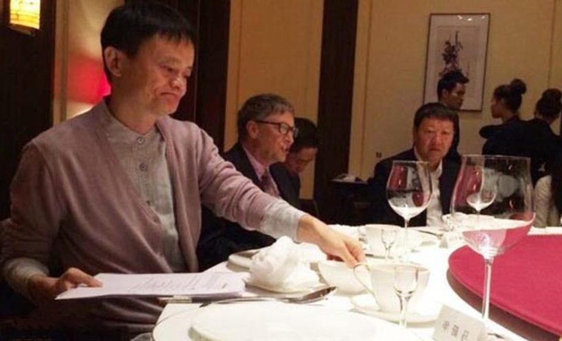 马云参加的饭局是什么样的,你见过吗?最后一张好尴尬!