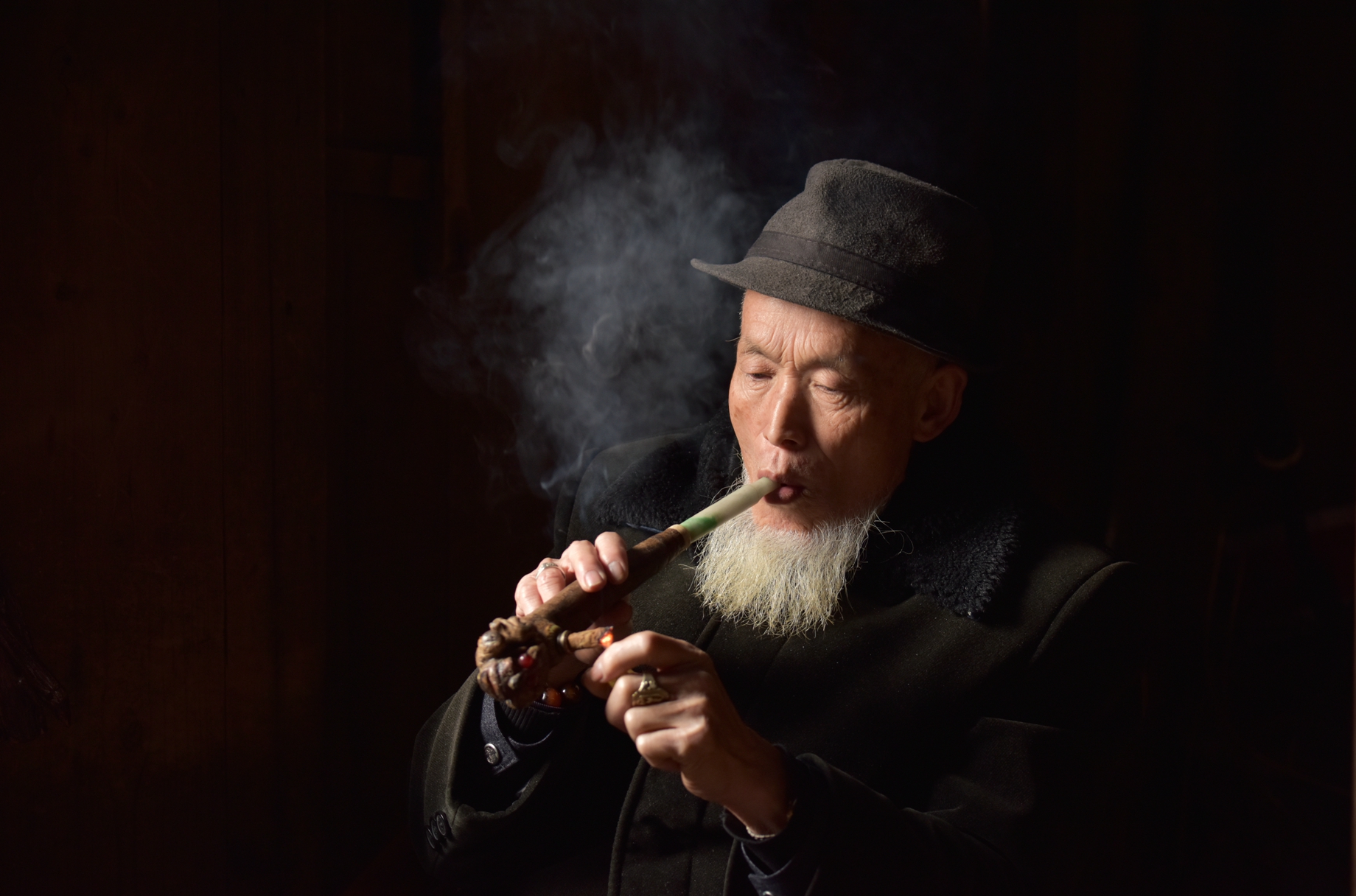 镜头下老茶馆的角,一群抽烟的老大爷们