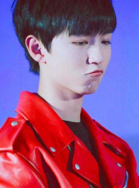 男明星嘟嘴照,易烊千玺最委屈,王源最漂亮,鹿晗好用力!