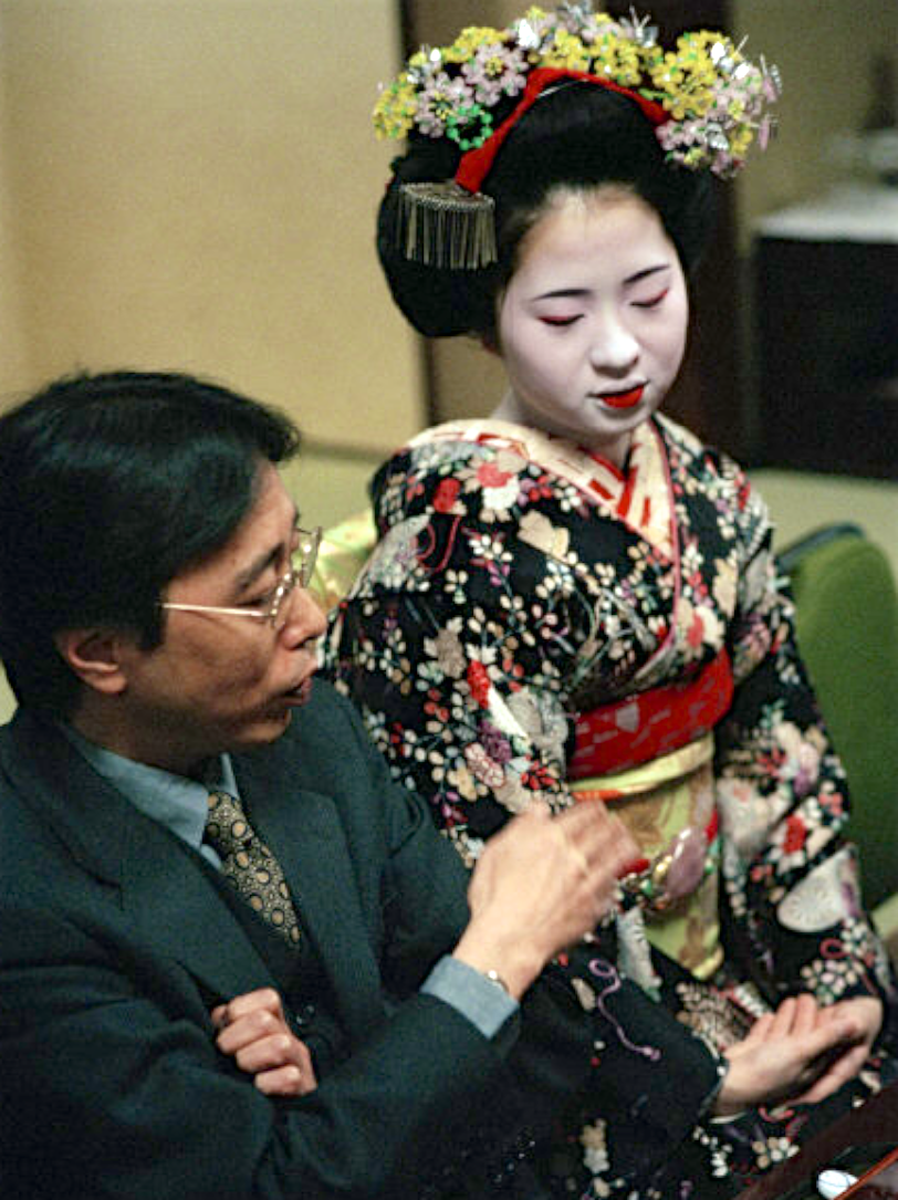 老照片:九十年代日本,京都艺伎的台前幕后