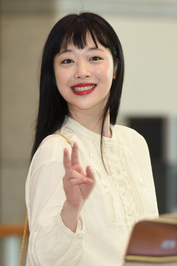 崔雪莉撞衫完胜,肤白貌美穿红衣美炸天!留长发甜笑简直无法抵抗