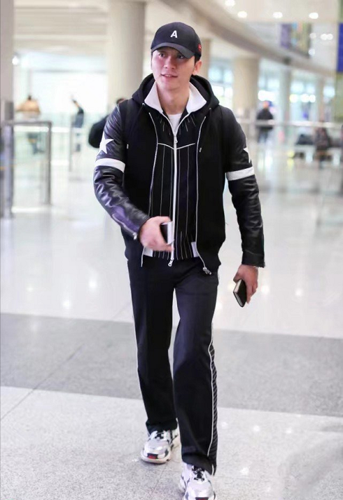 "大黑牛"李晨本想来场机场秀,不想一身运动装穿成大爷风范