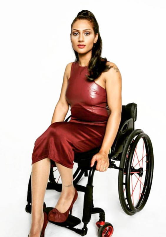 英女警遭遇车祸下身瘫痪 坐轮椅当模特 传递美丽正能量