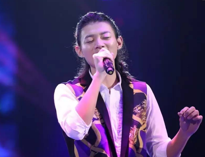 霍尊素颜照曝光"美男子"人设崩塌,网友;和父亲差距这么大?