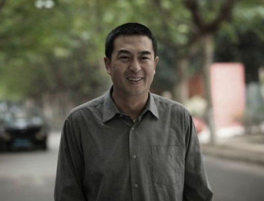 4,《营盘镇警事》中张嘉译饰演范党育,一位派出所所长,解决百姓各种