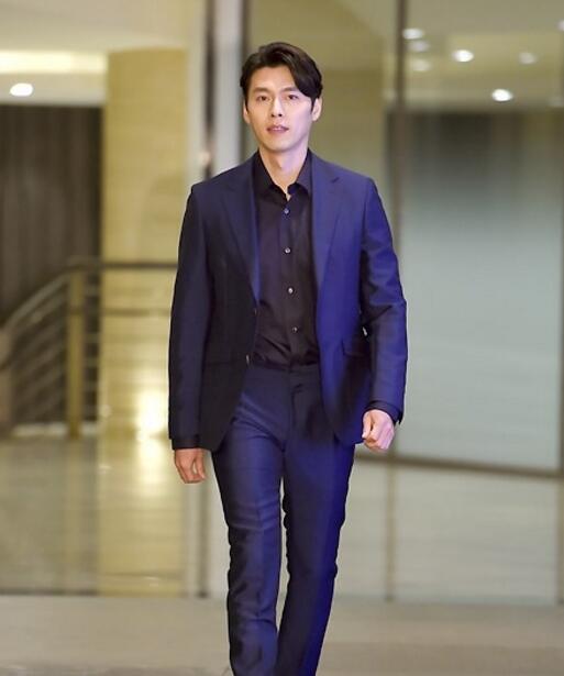 玄彬现身出席活动 一身西装绅士有型