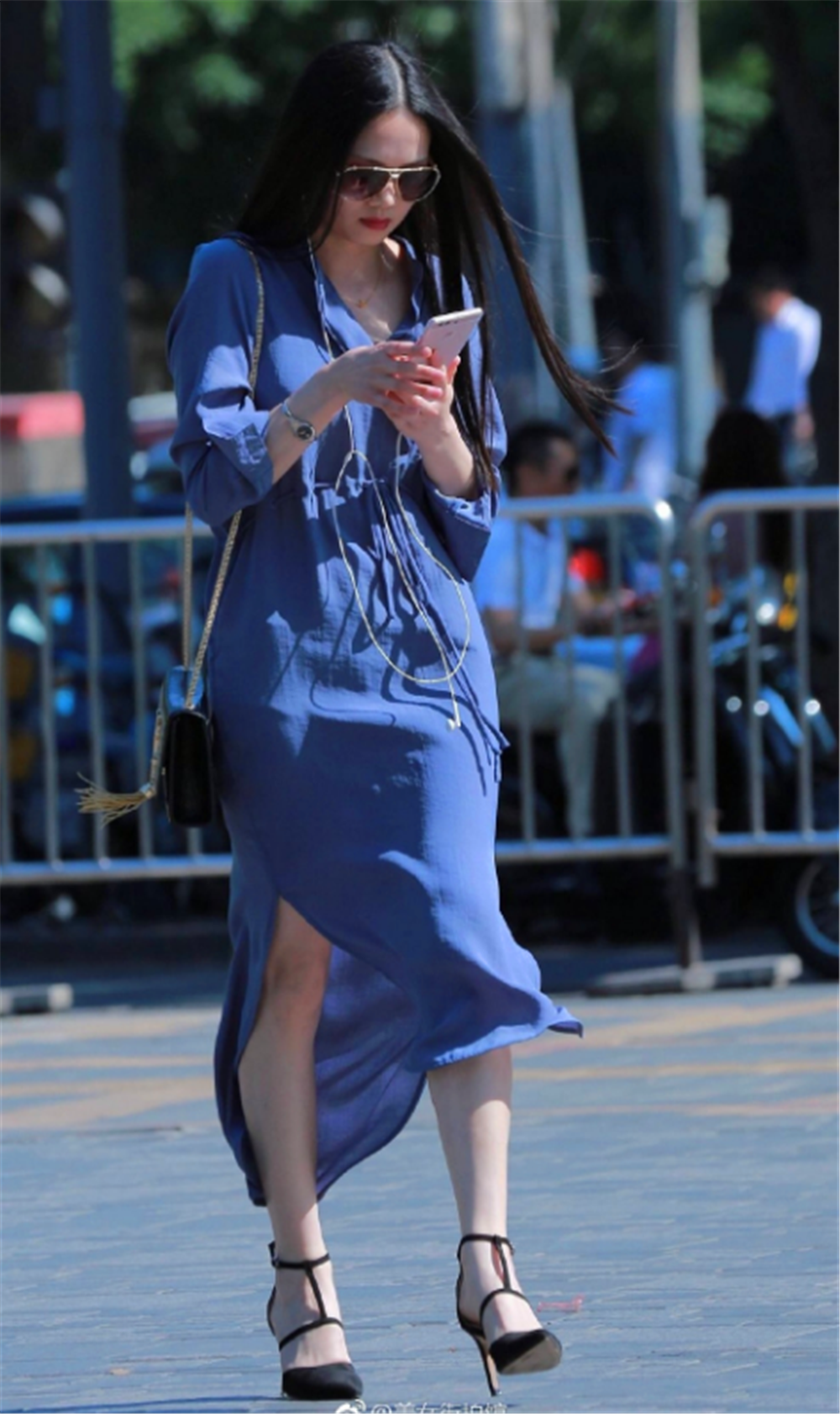 街拍美女:拼接条纹裙搭配小红唇,尽显女神气质