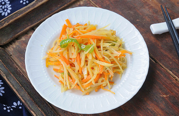 青椒胡萝卜炒土豆丝,主妇喜欢做,孩子也喜欢吃,漂亮营养哦