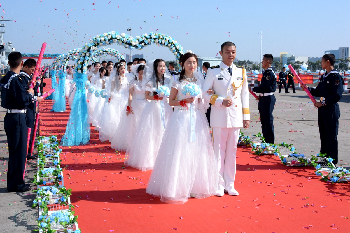 这是最酷的婚礼,战舰为媒,大海作证,海军集体婚礼颁发军嫂证