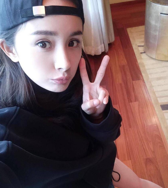 女星拍照同比剪刀手,迪丽热巴最开心,杨幂可爱,赵丽颖最邋遢!